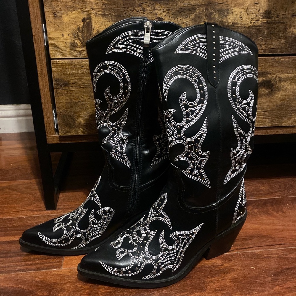 Black cow girl boots